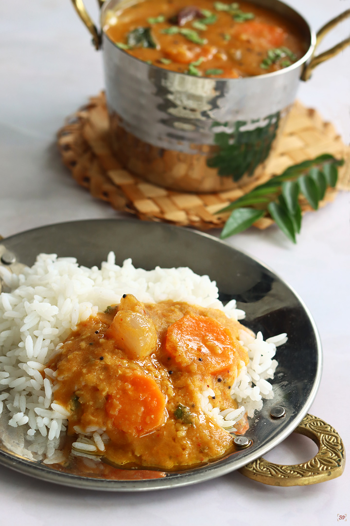 arachuvitta sambar served with rice