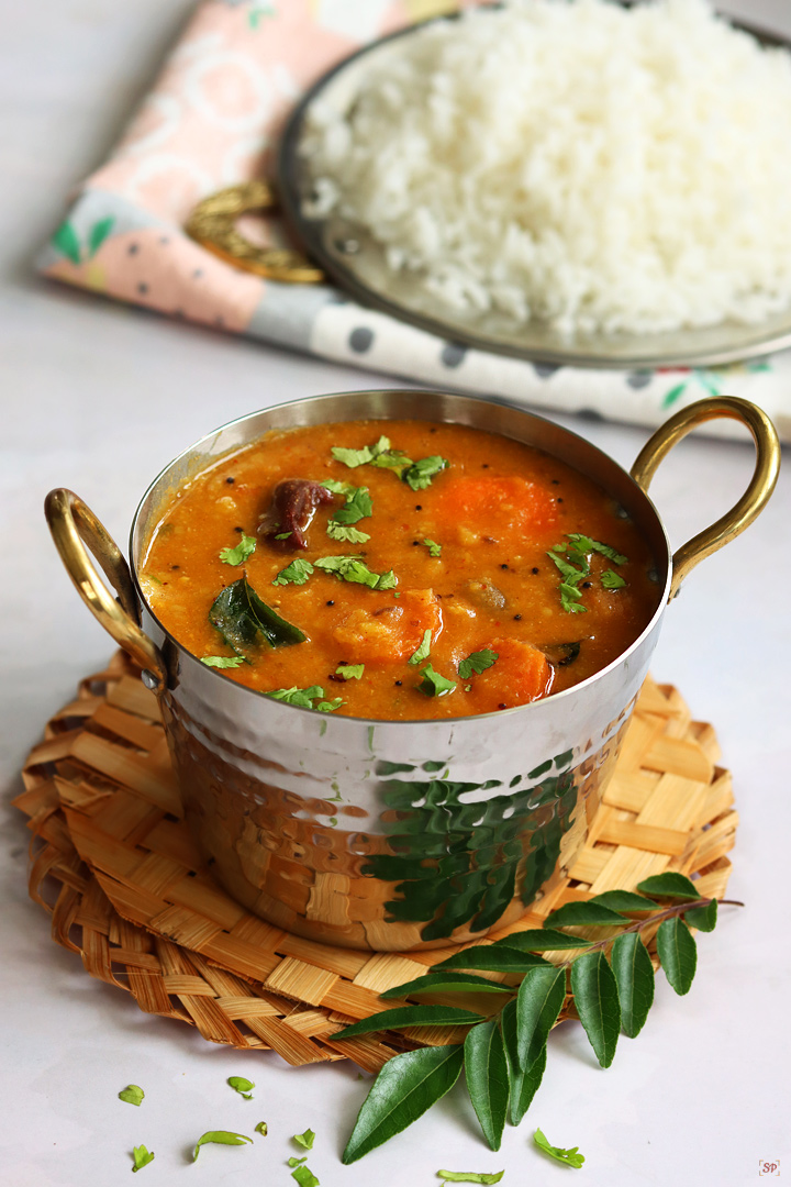 arachuvitta sambar served with rice