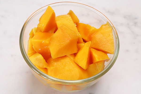 cut mangoes into cubes