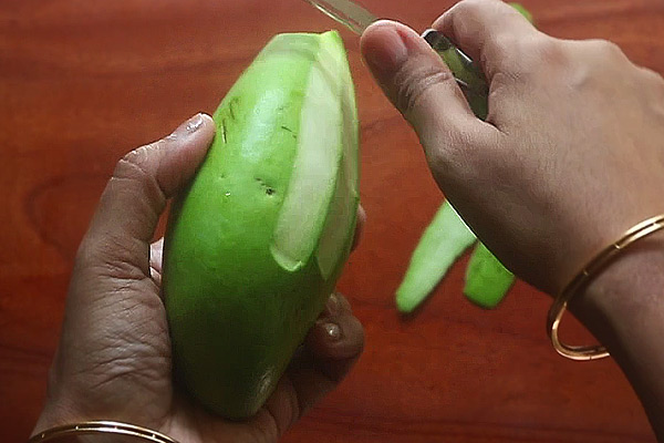 peel the skin from mangoes