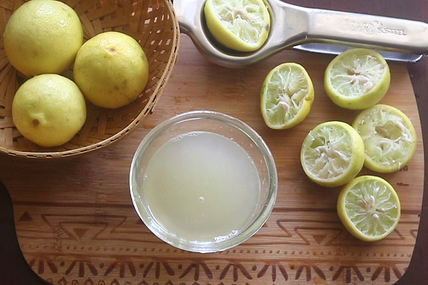 squeeze and extract lemon juice