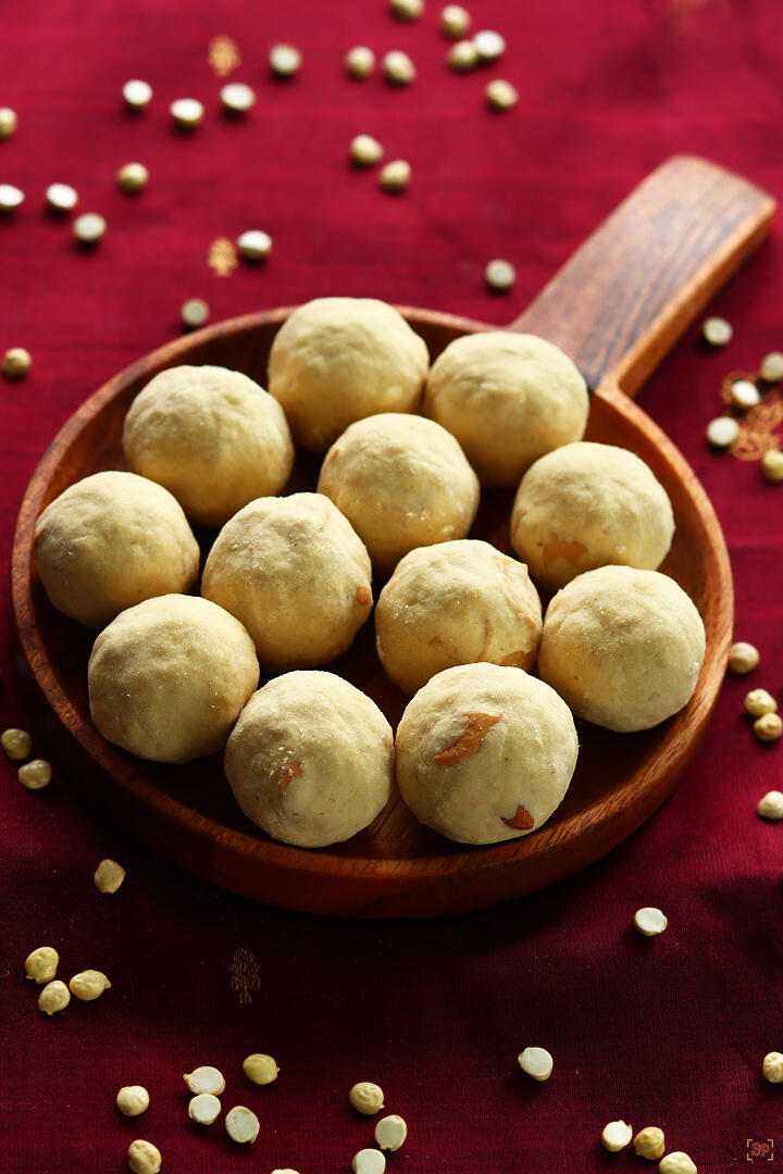maa ladoo placed in a wooden plate