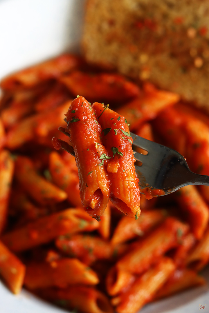 arrabbiata pasta in a pasta bowl