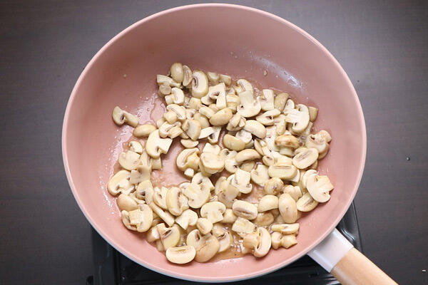 saute mushrooms leaves out water