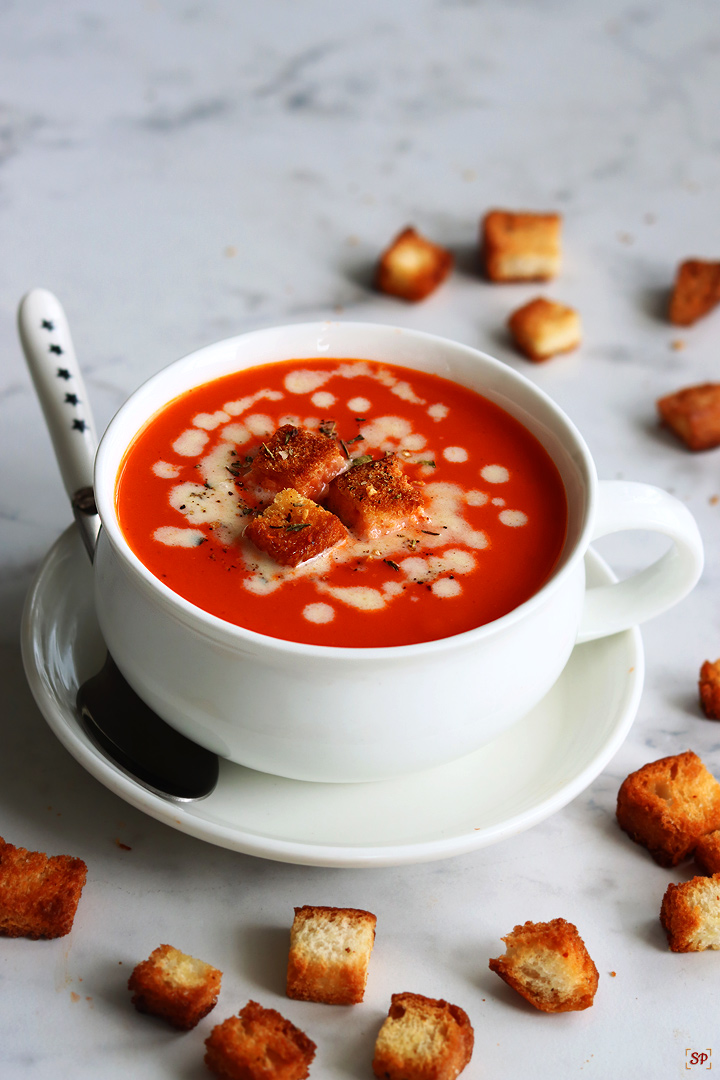 tomato soup with bread croutons