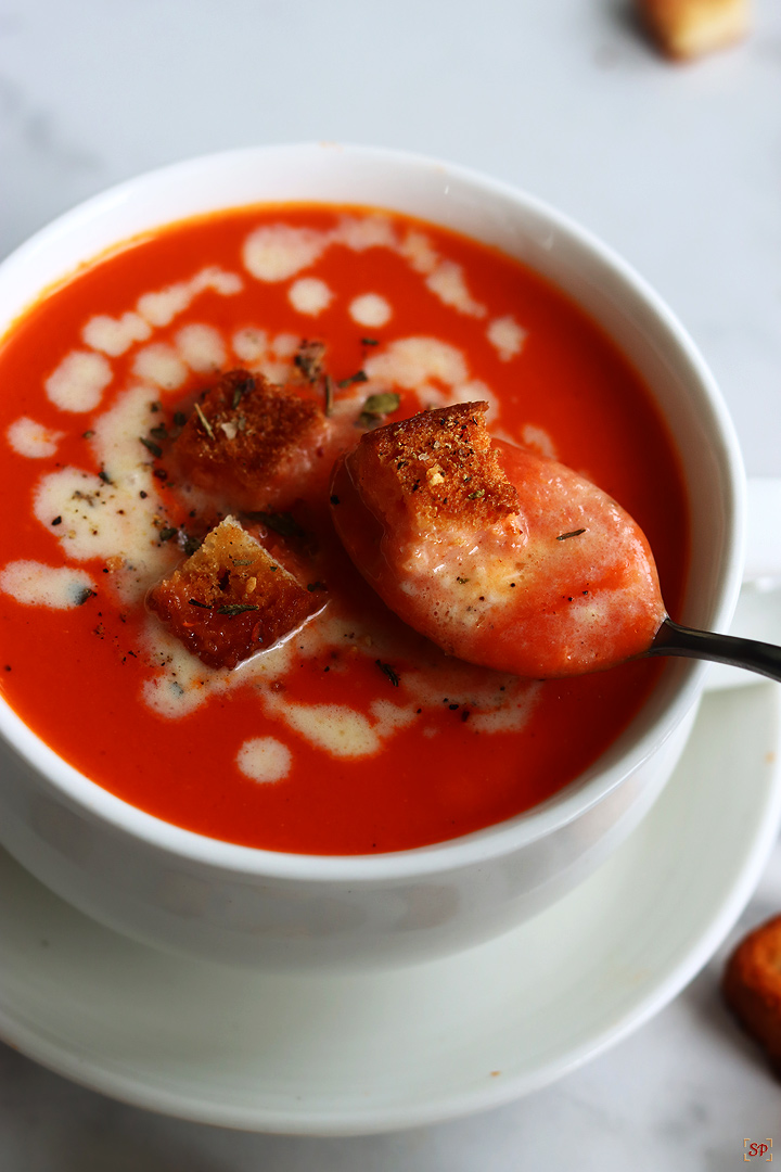 tomato soup with bread croutons