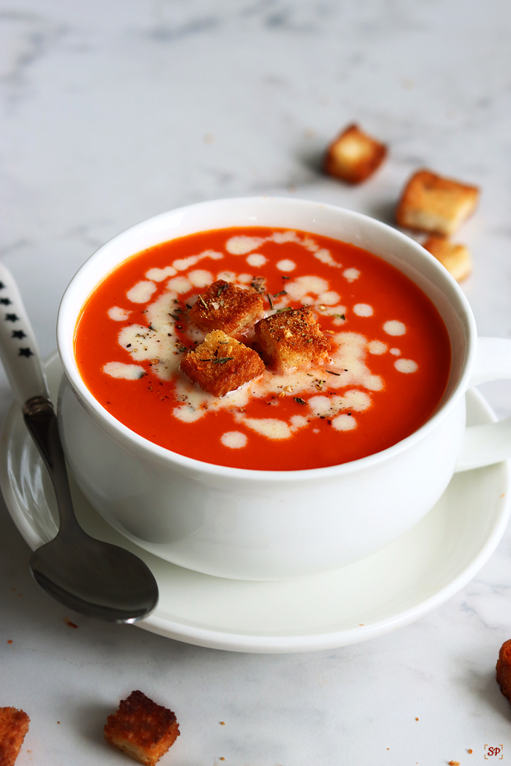 tomato soup with bread croutons