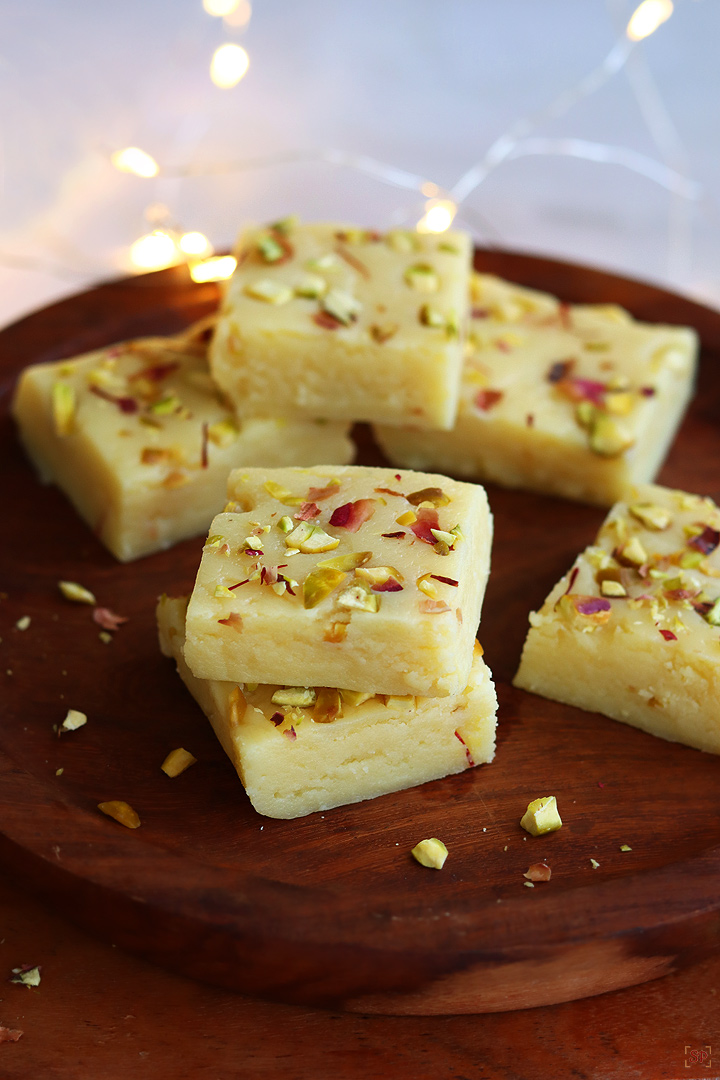 milk powder burfi in a wooden plate