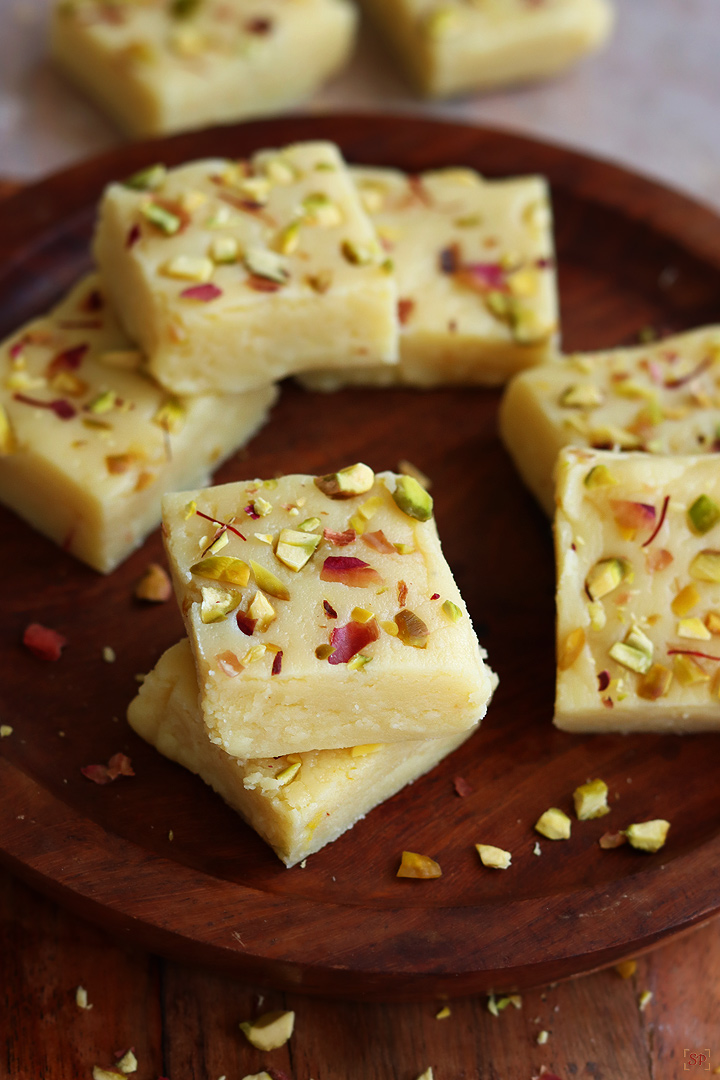 milk powder burfi in a wooden plate