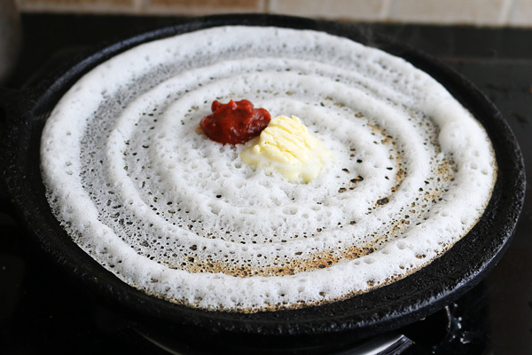 spread dosa, add sauce and butter