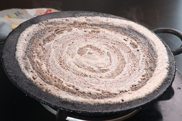 spread dosa in concentric circles