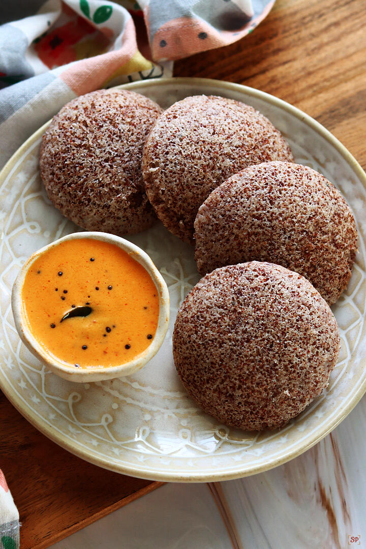 ragi idli served in a plate with chutney