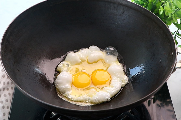 add eggs to oil