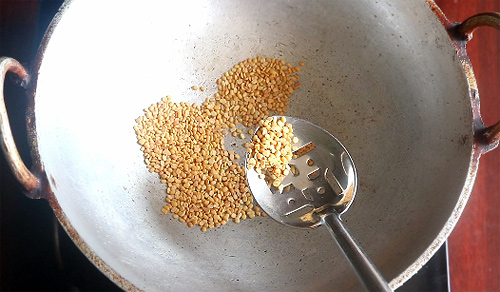 roast moong dal till golden