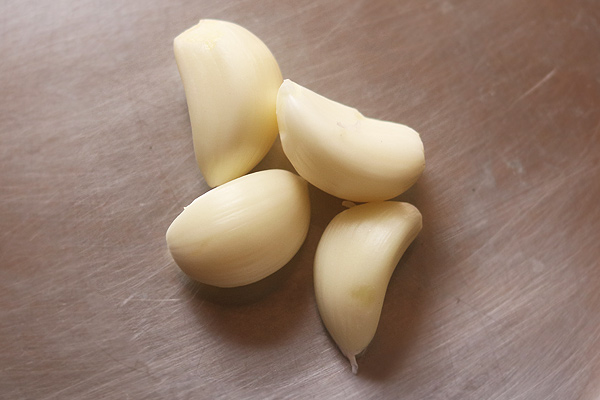 peel the skin from garlic