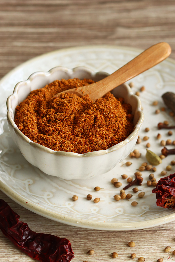 kadai masala powder in a bowl