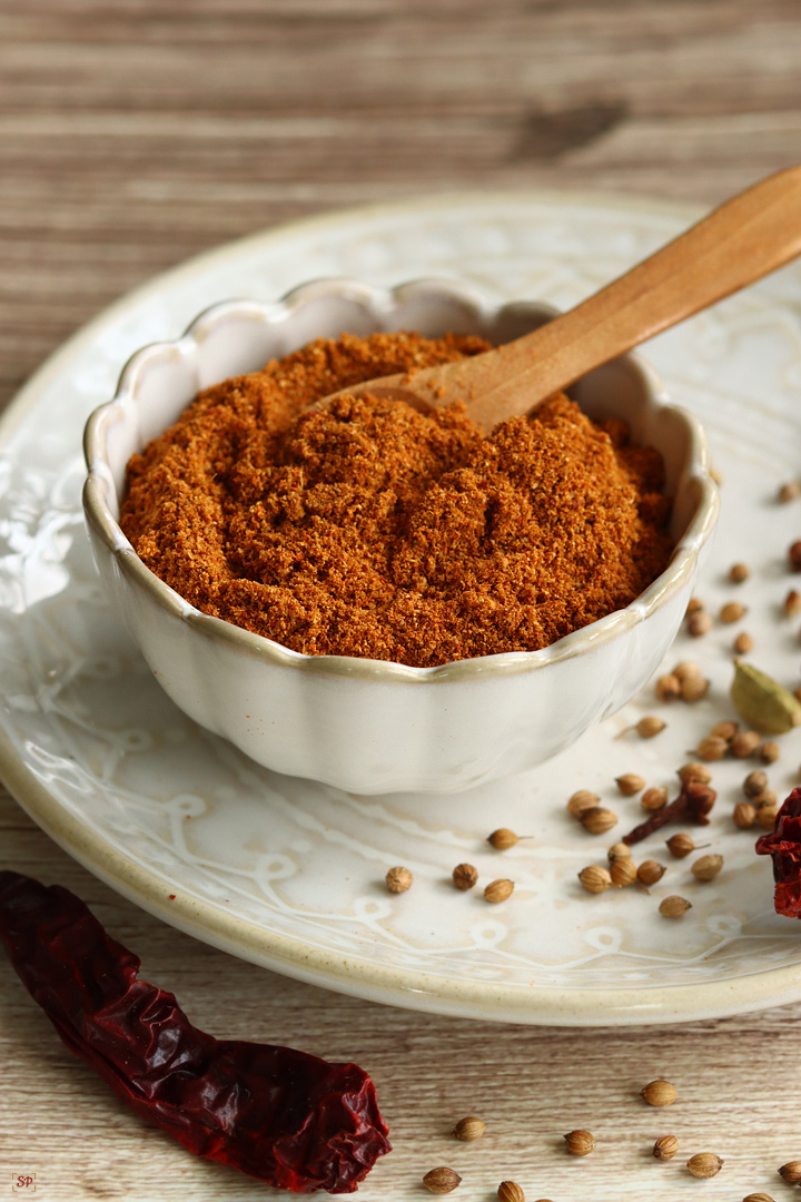 kadai masala powder in a bowl