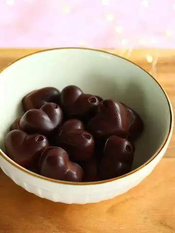https://www.sharmispassions.com/wp-content/uploads/2021/02/homemade-chocolate01-360x480.webp
