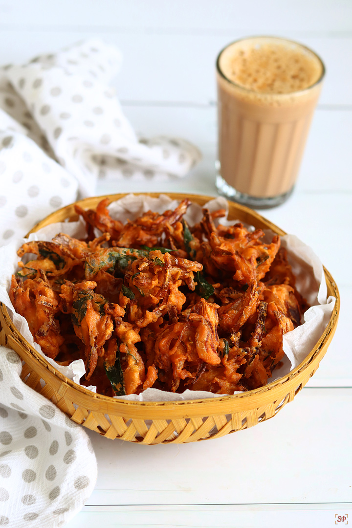 crisp onion pakoda served with tea