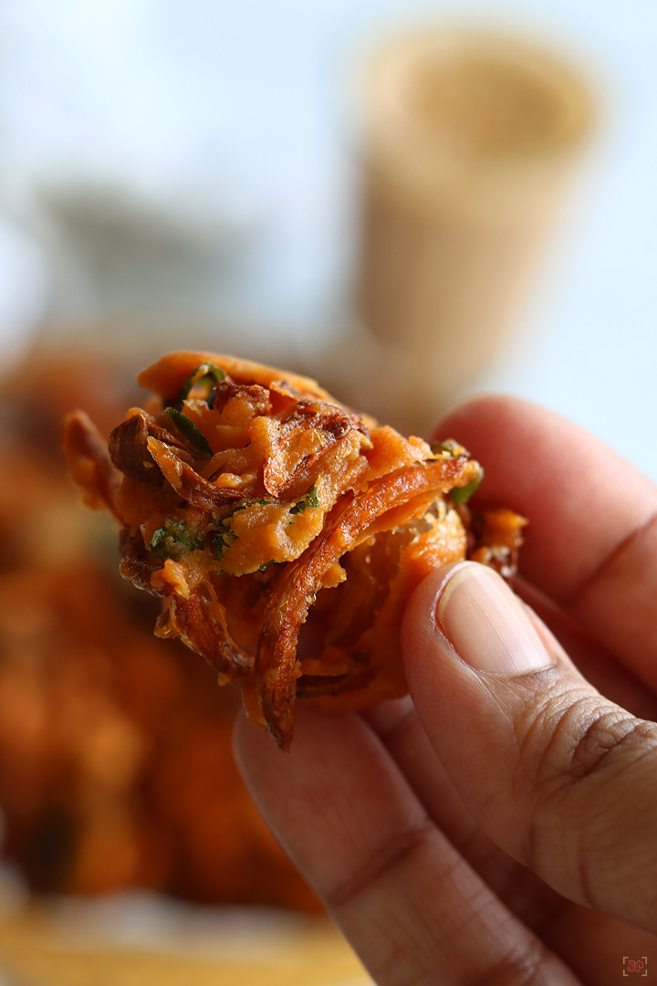 crisp onion pakoda