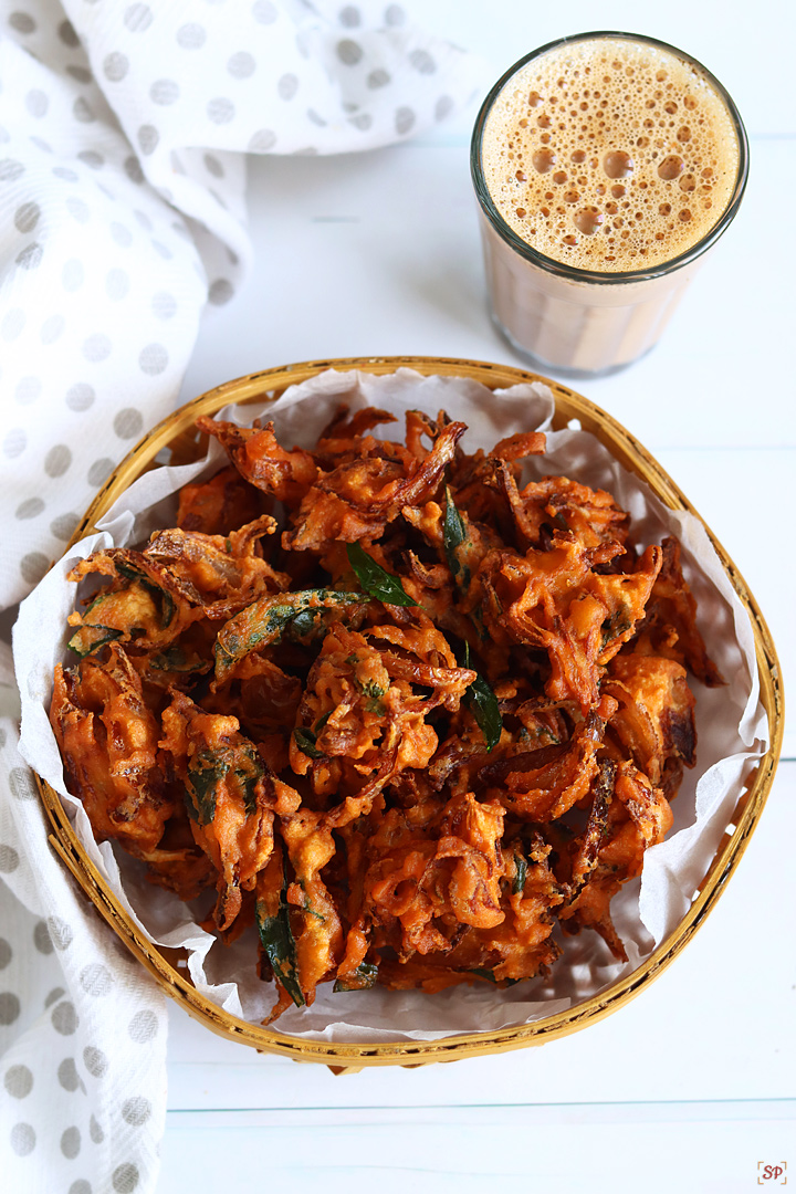 crisp onion pakoda served with tea