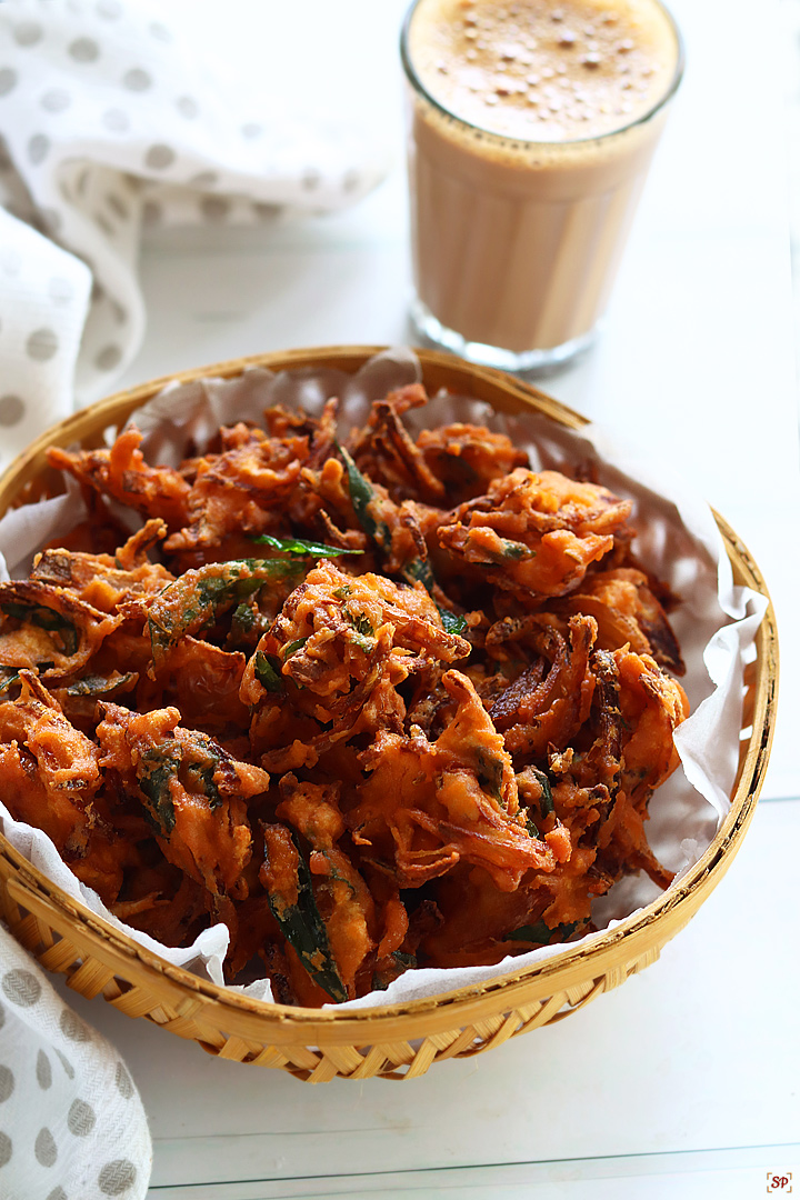 crisp onion pakoda served with tea