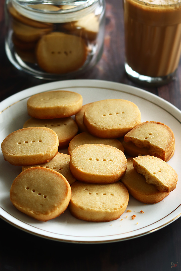 butter biscuit in a white plate with tea