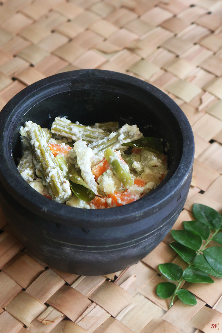 avial served in a black pot