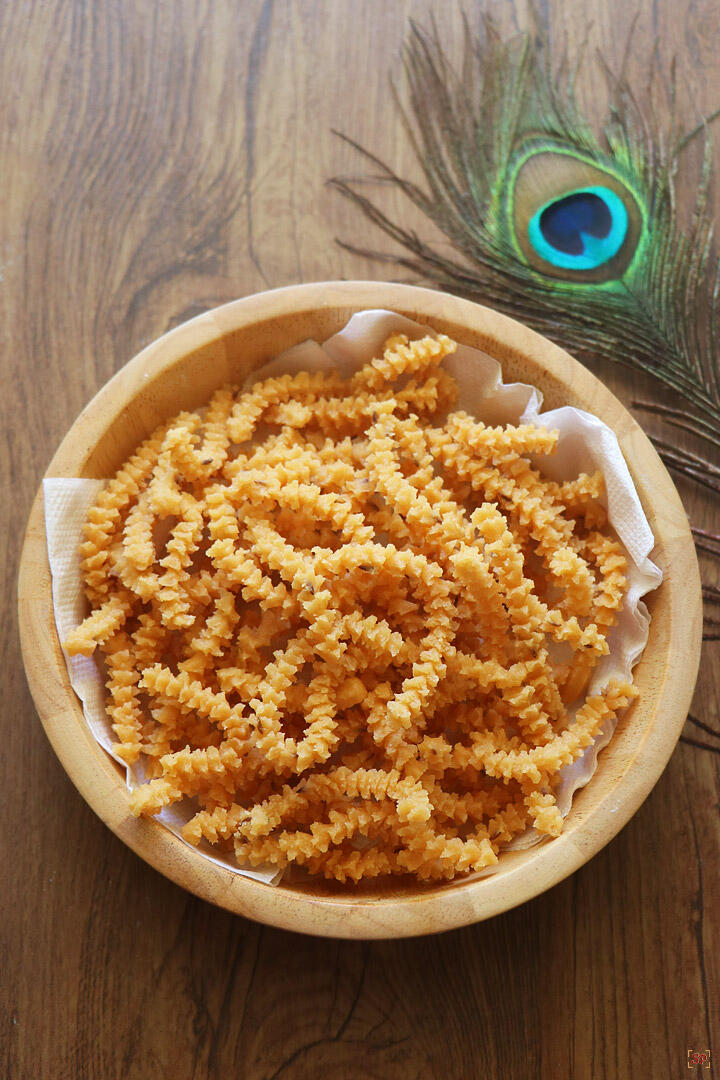 butter murukku served in a wooden bowl