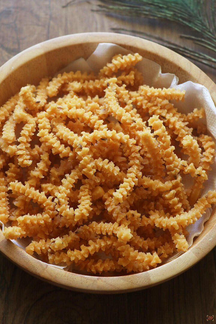 butter murukku served in a wooden bowl