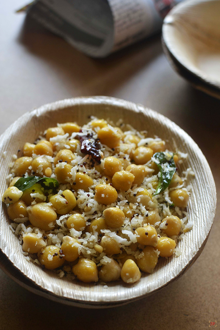 chana sundal served in a thonai