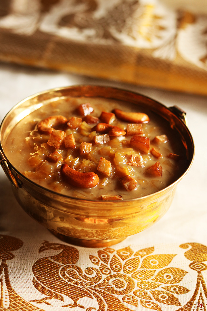 ada pradhaman served with cashews and coconut bits