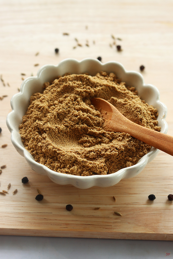 chat masala powder in a bowl