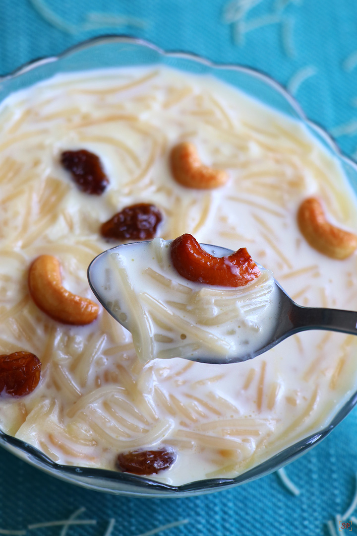 semiya payasam in a glass bowl