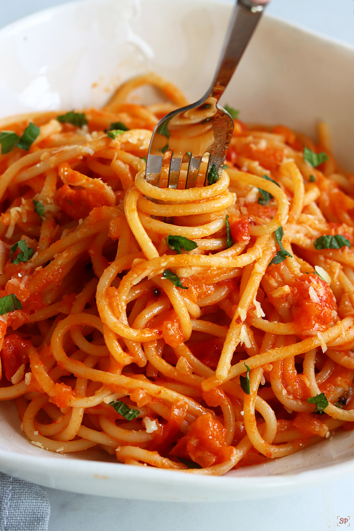 pasta pomodoro twirled using a fork