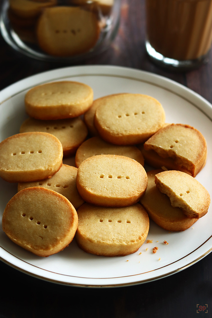 butter biscuit in a white plate with tea