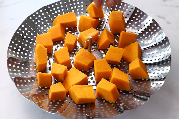 arrange the pumpkin cubes in a steamer